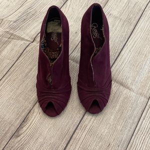 Wine colored l, suede like heel